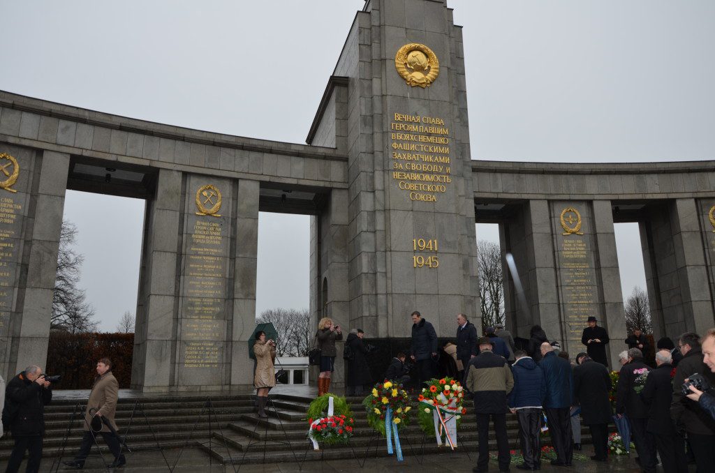 Возложение венков к мемориалу советским воинам-освободителям