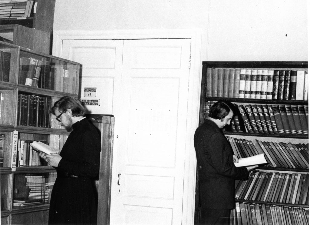 Отец Феофан и Николай Коньков в библиотеке ЛДА